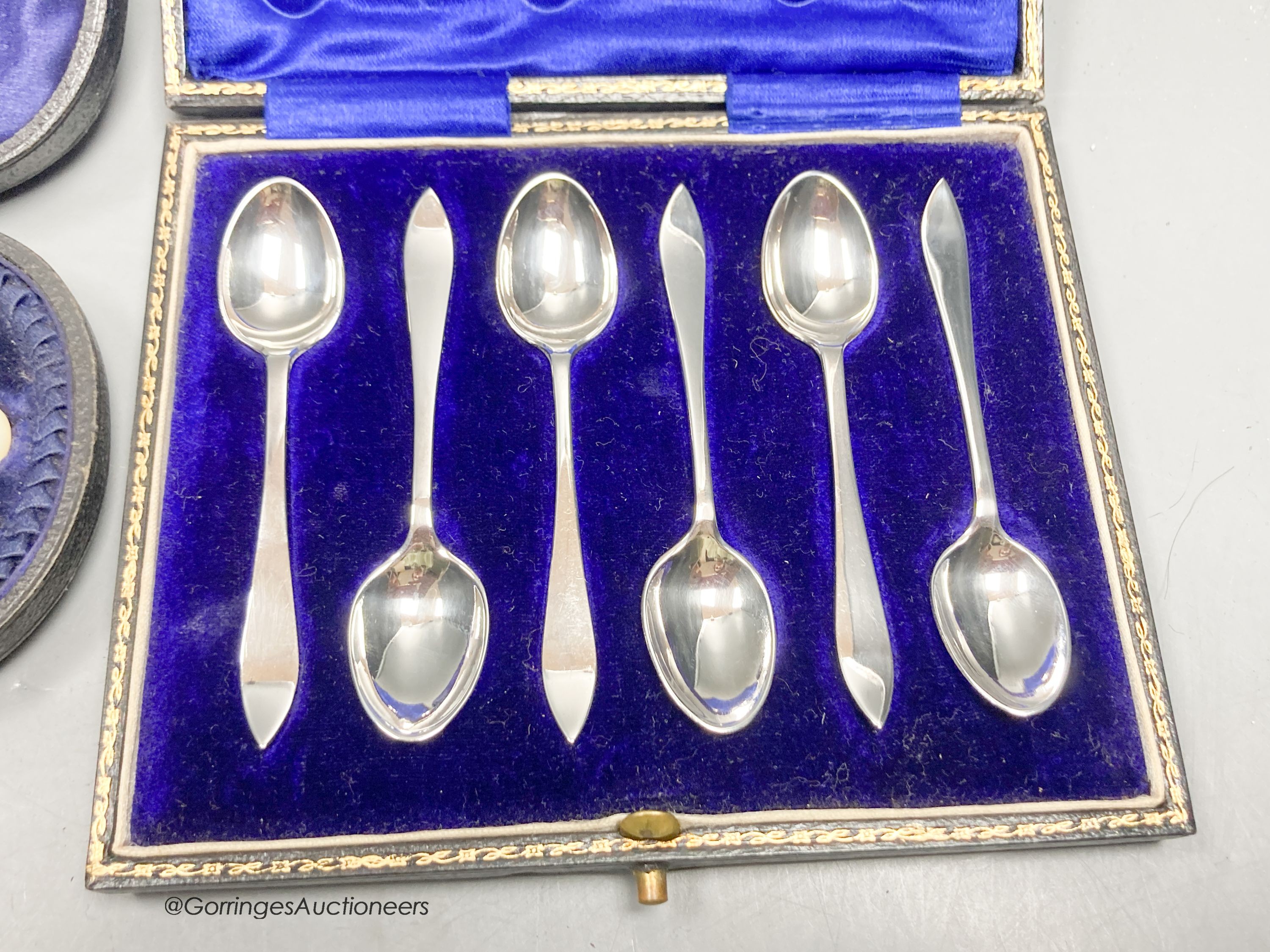 A set of six George IV silver fiddle pattern teaspoons, London, 1823, a later cased set of six silver coffee spoons and a cased mother of pearl handled silver toasting fork.